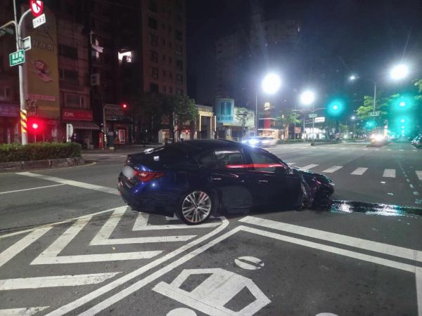 小客車自撞分隔島　唾液快篩陽性警依法送辦3